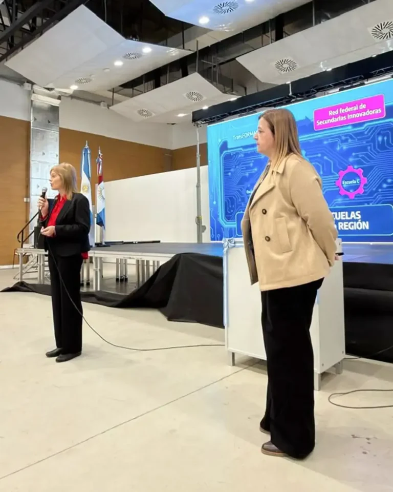 Docentes y directivos en jornada educativa sobre Inteligencia Artificial en Córdoba