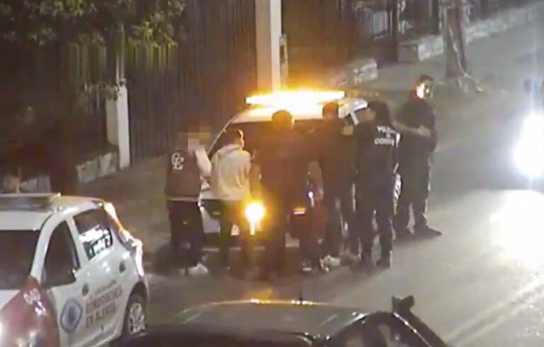 Móvil policial en operativo de Cordobeses en Alerta en barrio de Córdoba