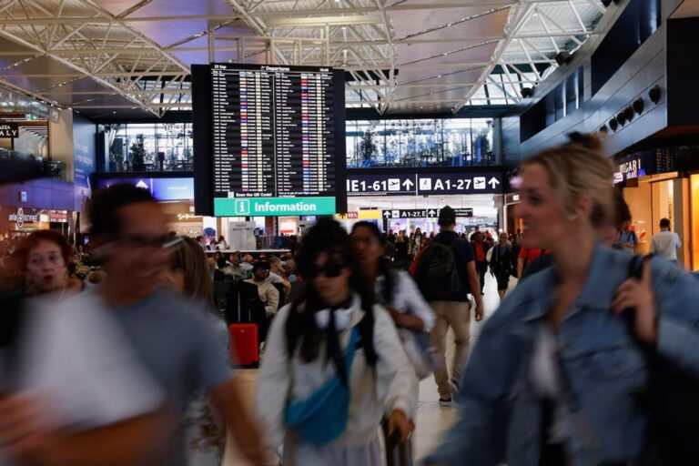 Pasajeros en aeropuerto con controles de documentación
