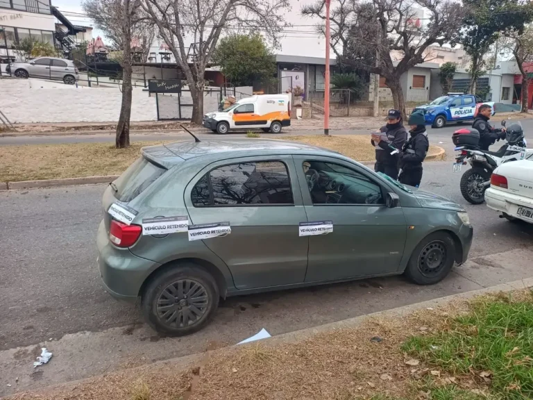 Operativo policial en la Avenida Uruguay de Villa Carlos Paz