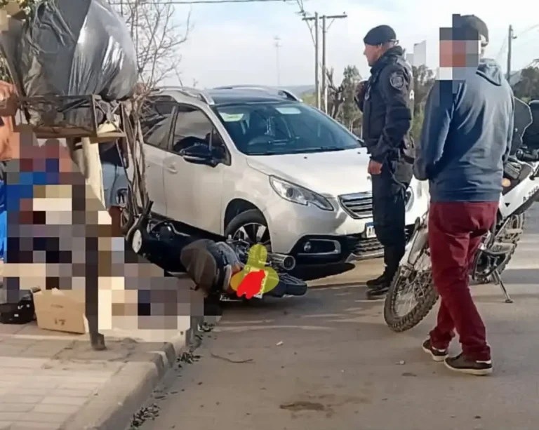Moto Keller 110 en el lugar del accidente en Alta Gracia
