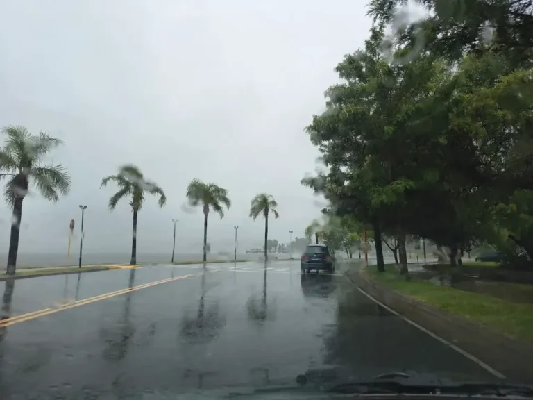 Vista del lago San Roque con nivel de agua reducido