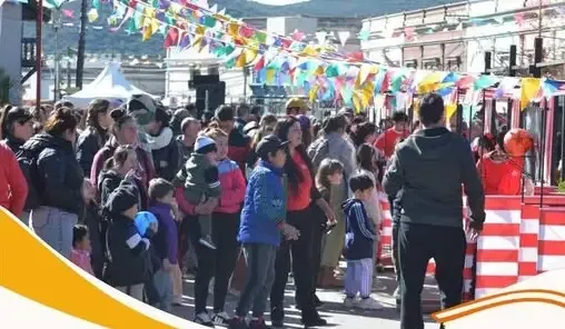 Niños en un evento recreativo al aire libre