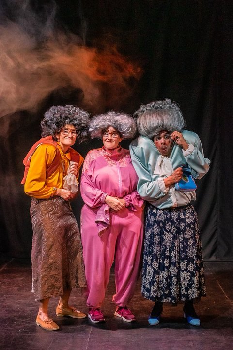 Escena de la obra La gesta de las viejas en Teatro La Brújula