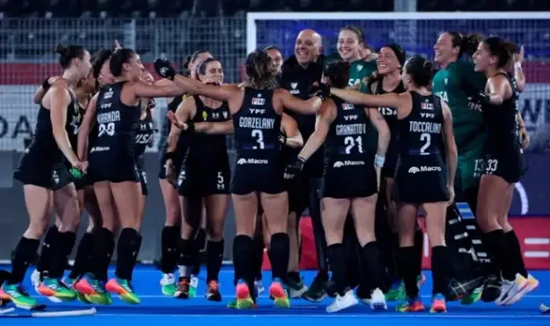 Equipo de Las Leonas celebrando la clasificación a la final del Mundial