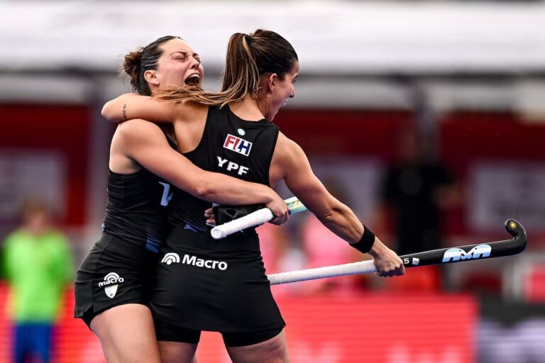 Jugadoras de Las Leonas celebrando un gol durante el partido contra Alemania en el Mundial de Hockey