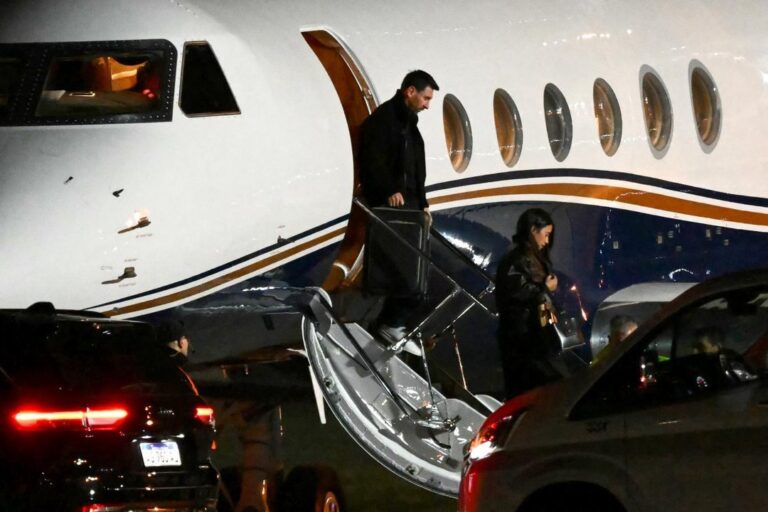 Lionel Messi llegando a Rosario para el velatorio de su padre