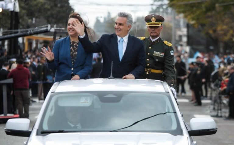 Desfile cívico militar en Villa del Totoral con la presencia del gobernador Martín Llaryora