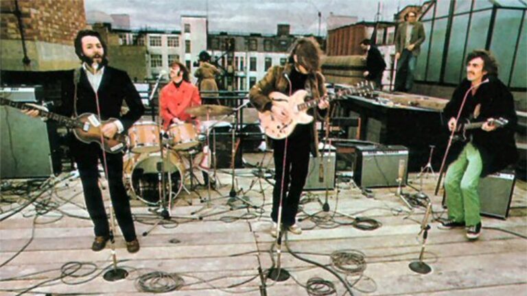 Los Beatles tocando en la azotea de Apple Corps el 30 de enero de 1969