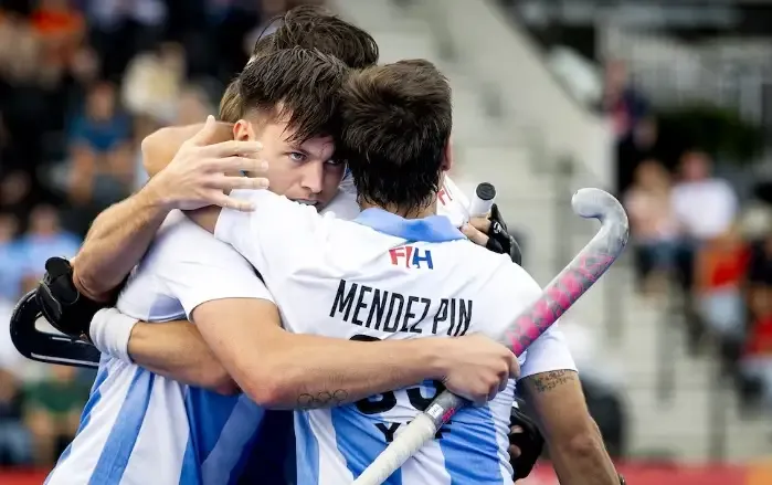 Jugadores de Los Leones celebrando un gol en el partido contra Japón