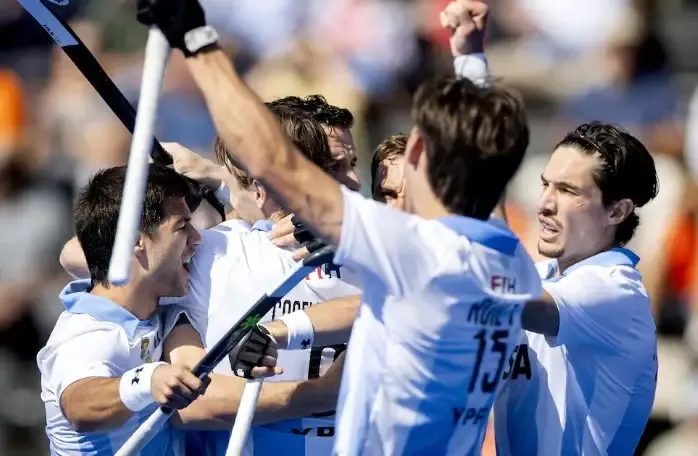 Los Leones en partido de hockey sobre césped