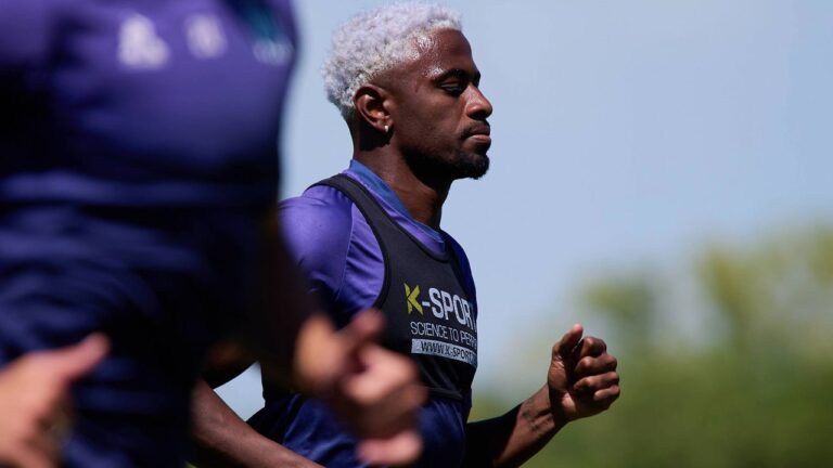 Luis Angulo con la camiseta de Talleres