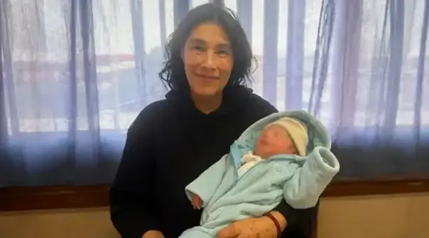 Mabel Frías con su bebé David en el Hospital San Felipe