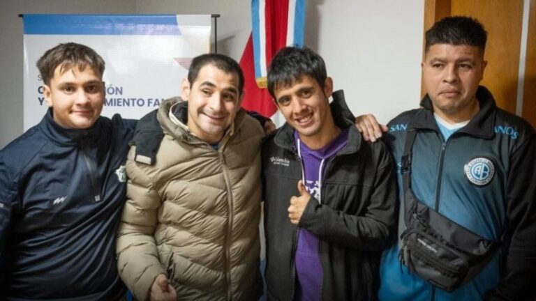 Jugadores cordobeses de hockey adaptado con la camiseta de la Selección Argentina