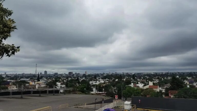 Cielo nublado en la ciudad de Córdoba con niebla matinal