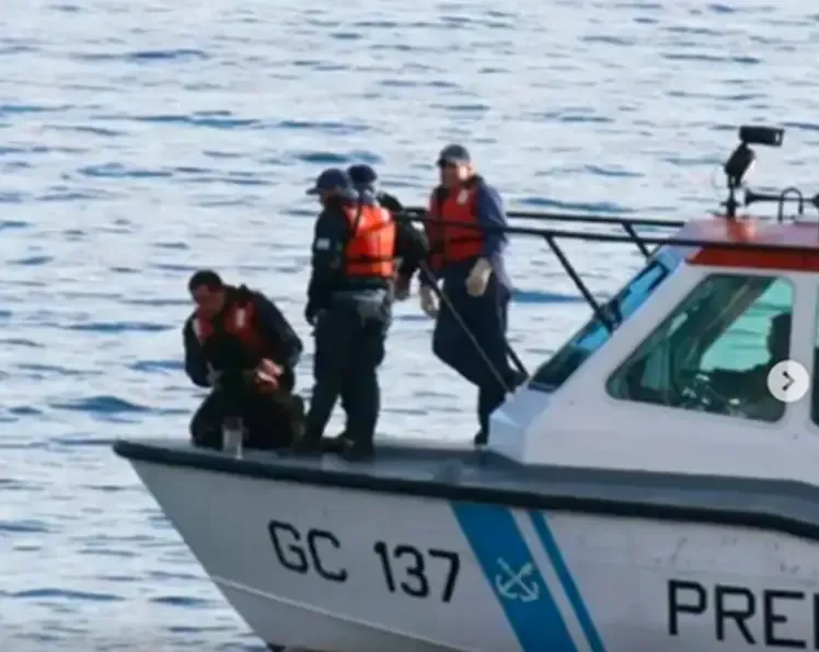 Vehículo sumergido en el lago Nahuel Huapi tras accidente en avenida Bustillo