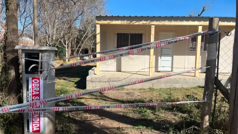 Cartel de obra paralizada en Valle Hermoso