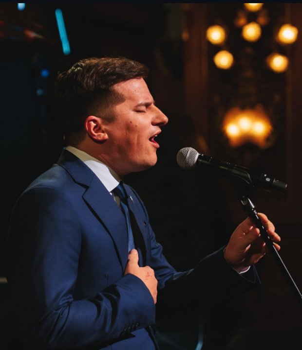 Nahuel Pennisi en el Teatro del Libertador de Córdoba durante su concierto sinfónico