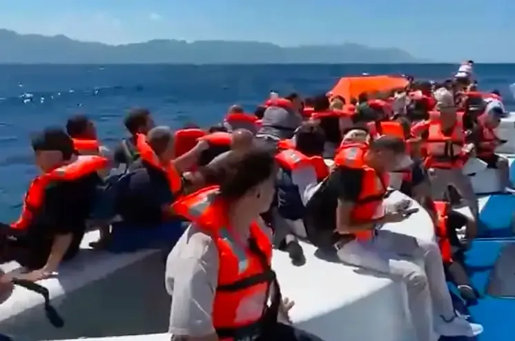 Imagen del ferry volcado en el mar frente a la costa de Chipre