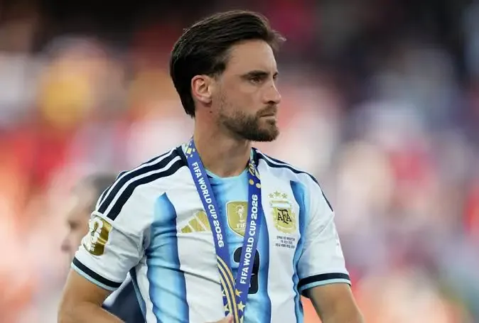 Nicolás Tagliafico con la medalla de plata del Mundial 2026