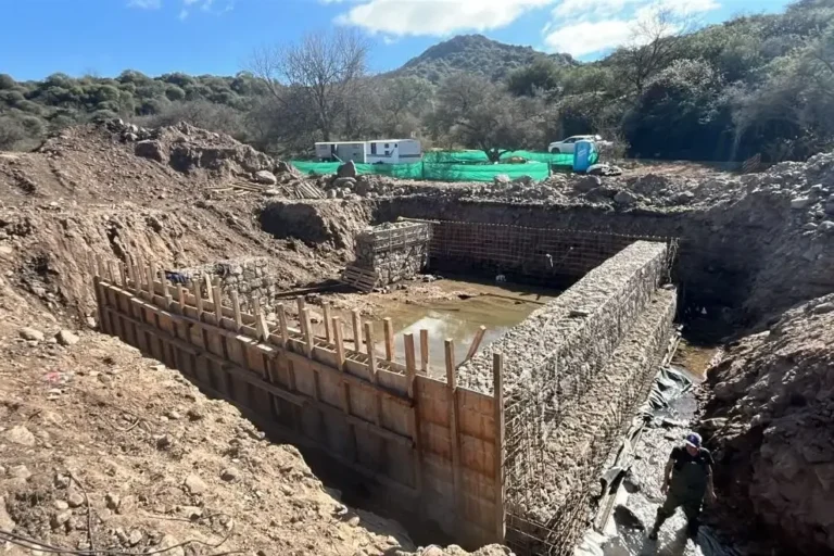 Obra de reparación de acueducto en Sierras Chicas