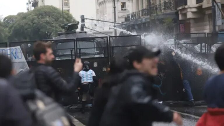 Manifestantes frente al Congreso durante el operativo de seguridad