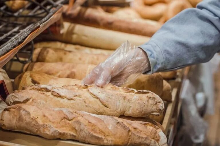 Panadería en Córdoba con estantes de pan