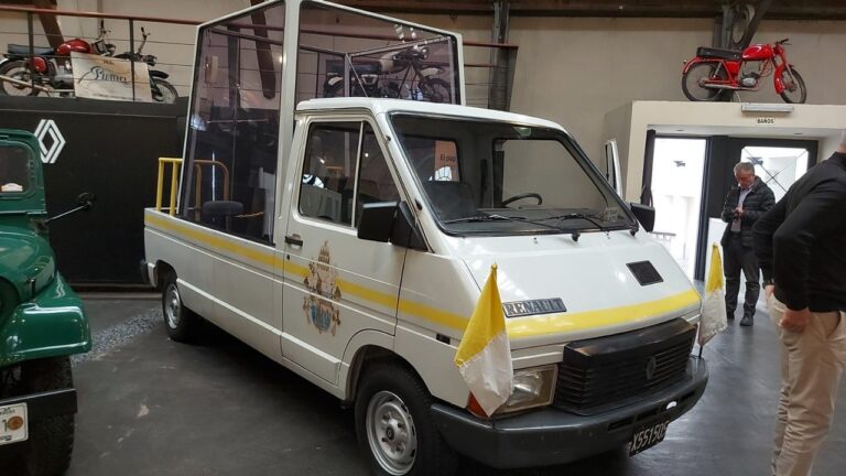 Papamóvil fabricado en Córdoba en 1986, exhibido en el Museo de la Industria