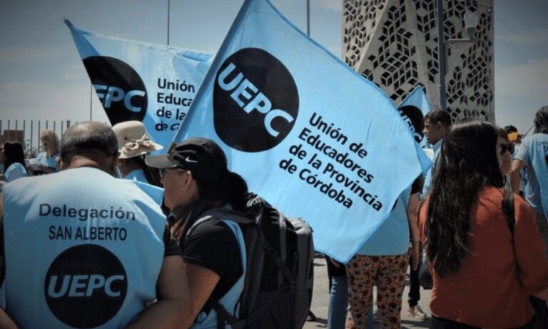Docentes en una manifestación por reclamos salariales