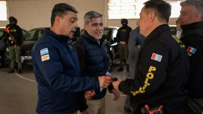 Móviles policiales entregados en la Escuela de Oficiales de la Policía de Córdoba