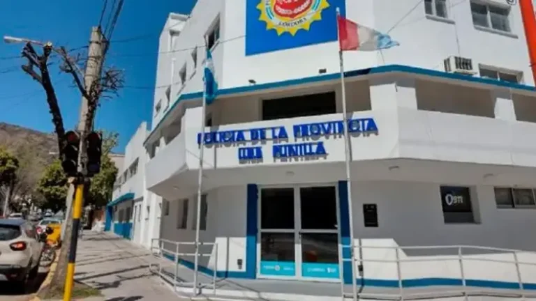 Policía reanimando a un bebé en Villa Carlos Paz