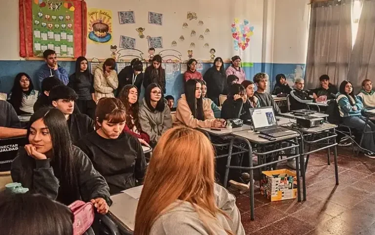 Estudiantes en taller de compostaje en La Falda