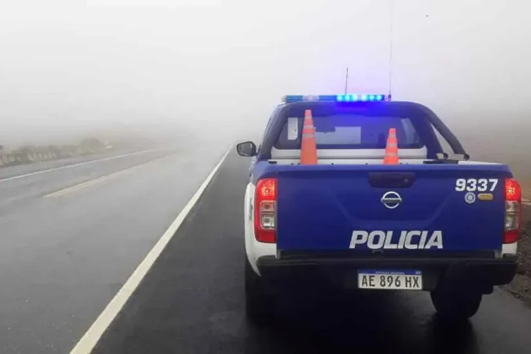 Paisaje de las sierras de Córdoba con cielo nublado y niebla