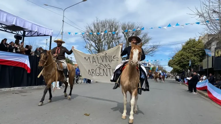 Pancartas con la leyenda Las Malvinas son argentinas durante el desfile en Cosquín