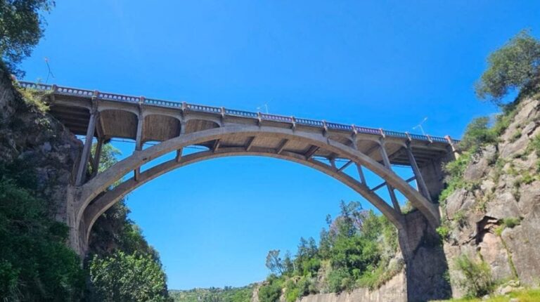 Puente sobre el vertedero del Embalse Río Tercero en la Ruta Provincial 5