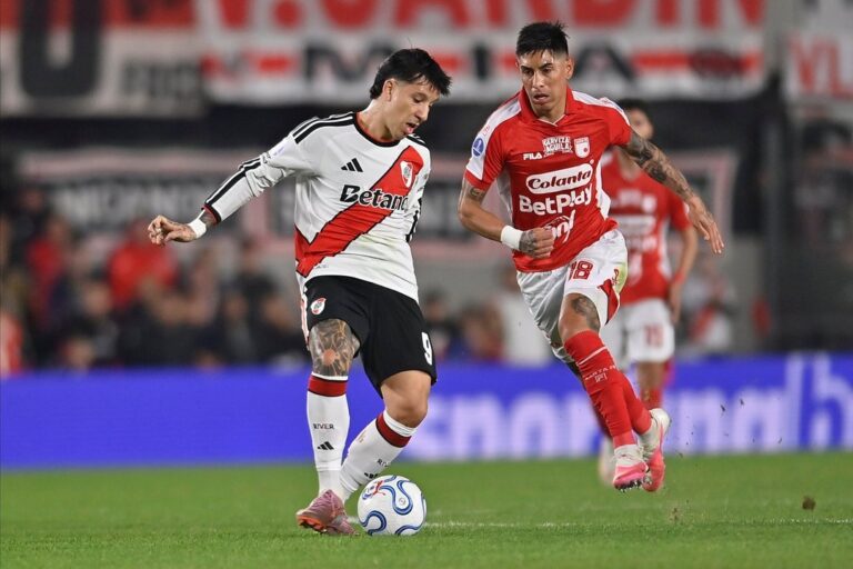 Jugadores de River Plate y Santa Fe durante la definición por penales