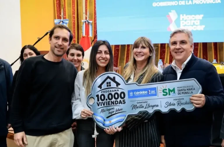 Martín Llaryora y Silvia Rocchietti en el acto de entrega de viviendas en Santa María de Punilla