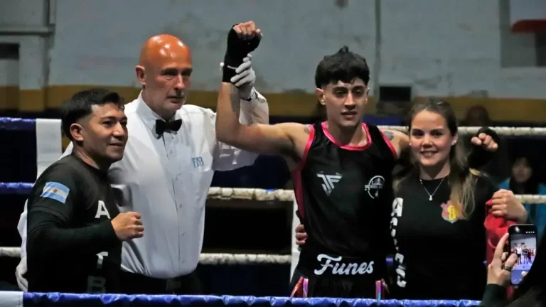 Santos “Falucho” Laciar en el Festival de Boxeo del Club Sarmiento