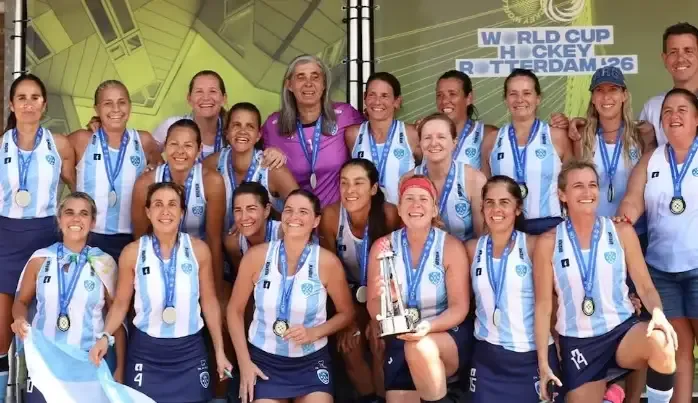 Selección argentina +50 de hockey celebrando el título mundial