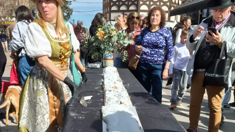 Strudel de 100 metros sobre mesas en Villa General Belgrano