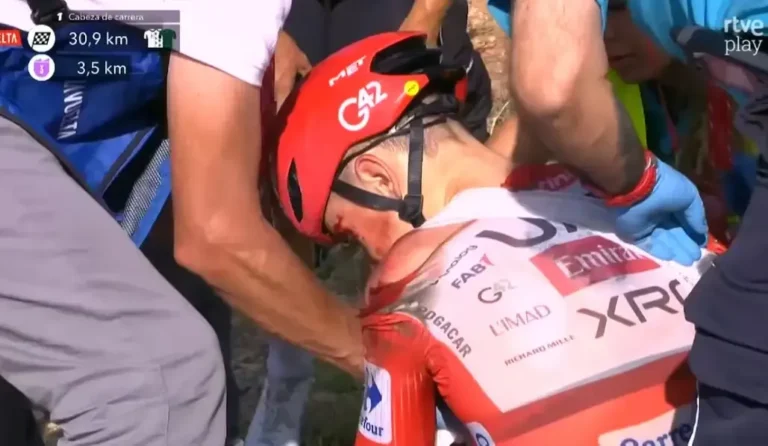 Tadej Pogačar con el maillot rojo durante la Vuelta a España