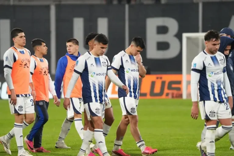 Partido entre Talleres y Lanús en el Estadio Mario Alberto Kempes