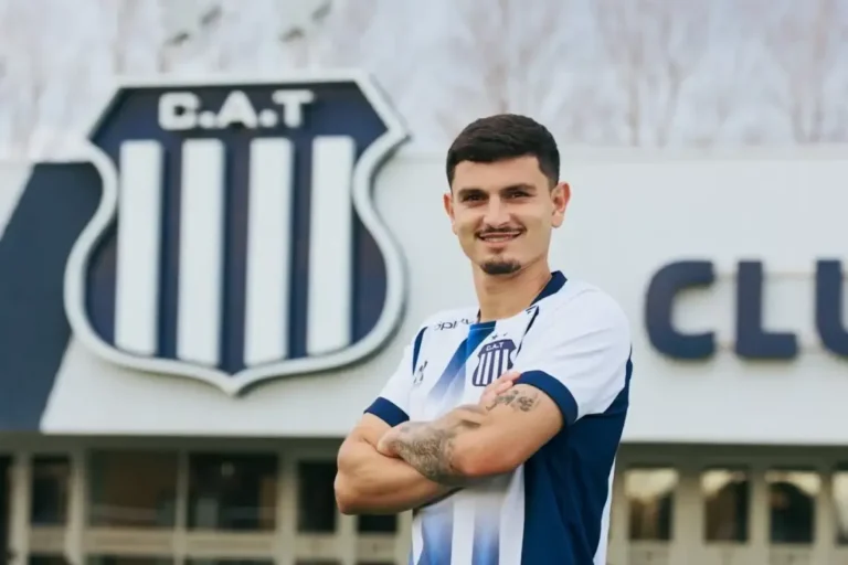 Agustín Álvarez Martínez con la camiseta de Talleres