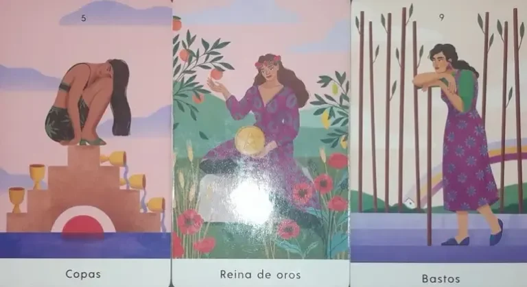 Tres cartas de tarot del colibrí: Cinco de Copas, Reina de Oros y Nueve de Bastos