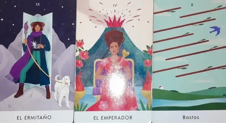 Tres cartas de tarot: El Ermitaño, El Emperador y el Ocho de Bastos