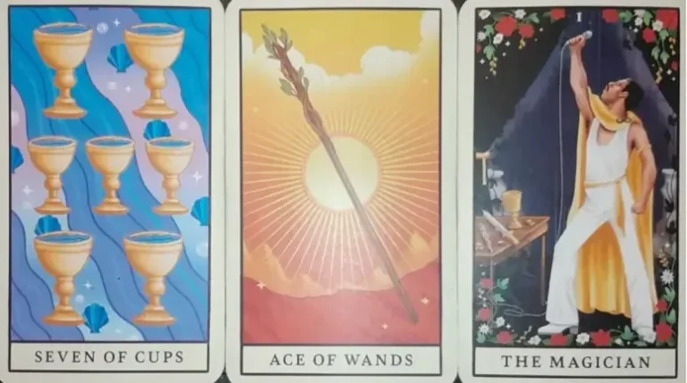 Tres cartas de tarot: Siete de Copas, As de Bastos y El Mago
