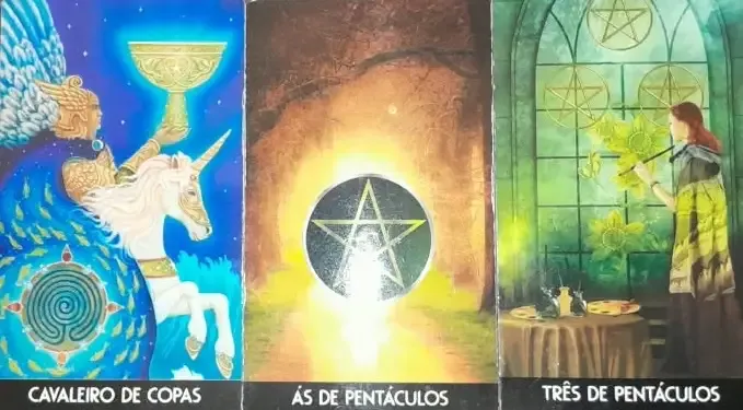 Tres cartas de tarot del colibrí: Caballero de copas, As de pentáculos y Tres de pentáculos
