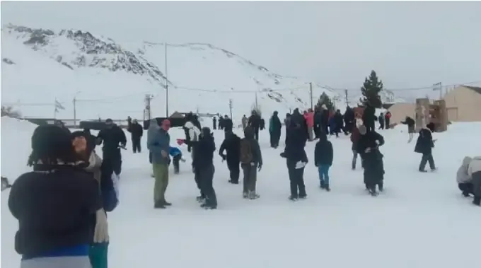 Turistas evacuados en Puente del Inca por viento blanco en Mendoza