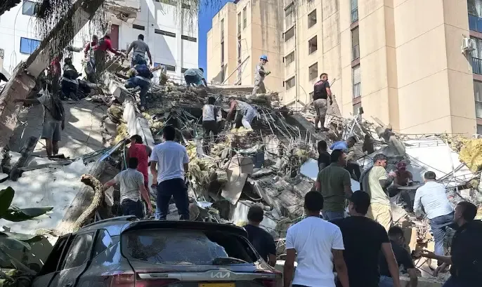 Rescatistas trabajan entre escombros tras el terremoto en Colombia