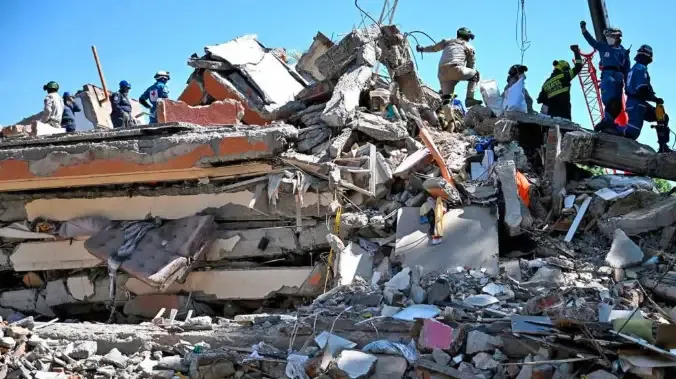 Rescatistas entre escombros tras el terremoto en Colombia